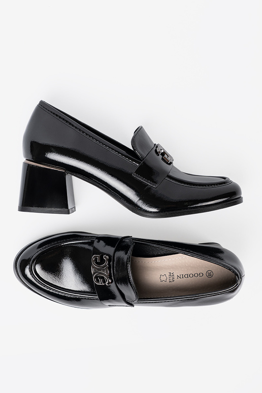 s lakovým efektom topánky ze striebrom zdobieniem