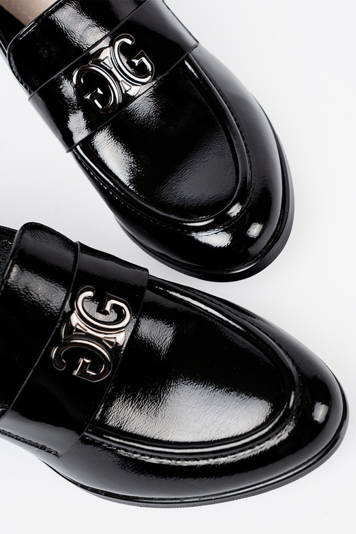 s lakovým efektom topánky ze striebrom zdobieniem