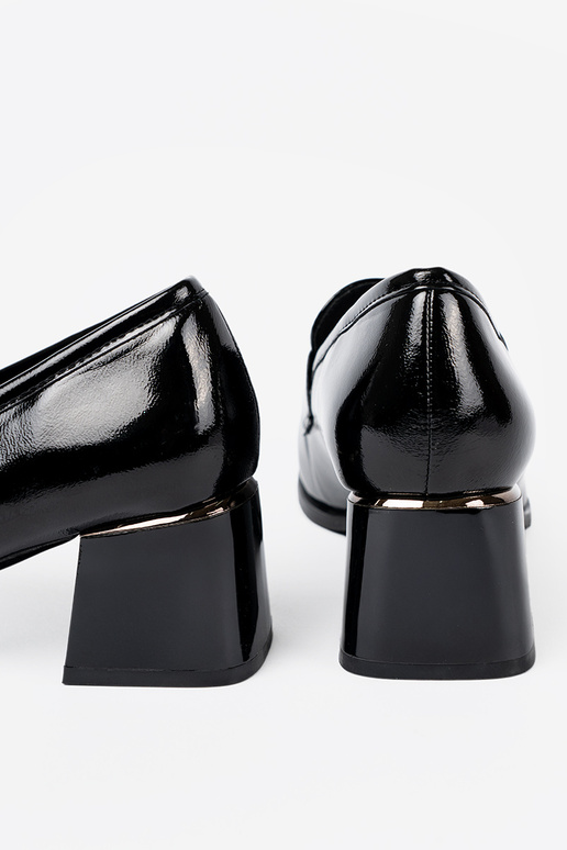 s lakovým efektom topánky ze striebrom zdobieniem