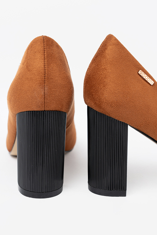 Hnedá farba Vysoké opätky na čiernom stĺpe