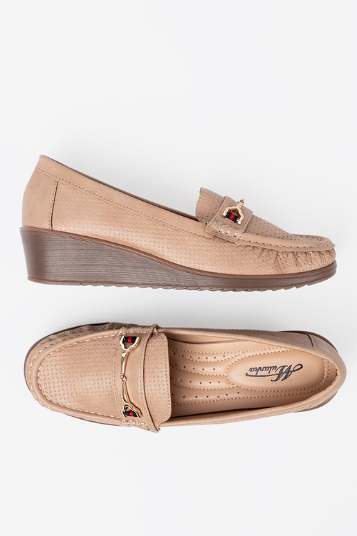 béžová topánky ze zlatám zdobieniem