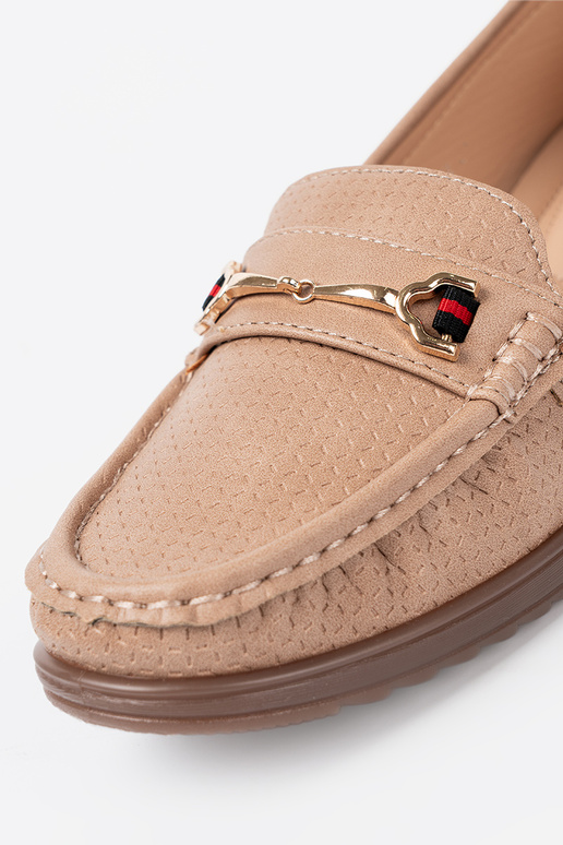 béžová topánky ze zlatám zdobieniem