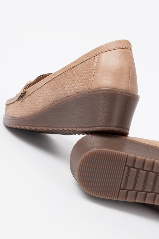 béžová topánky ze zlatám zdobieniem