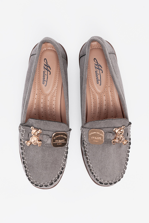 sivá topánky so zlatými detailmi