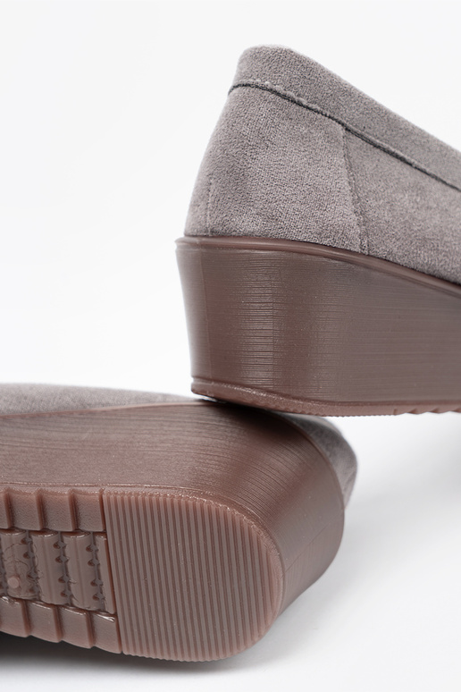 sivá topánky so zlatými detailmi