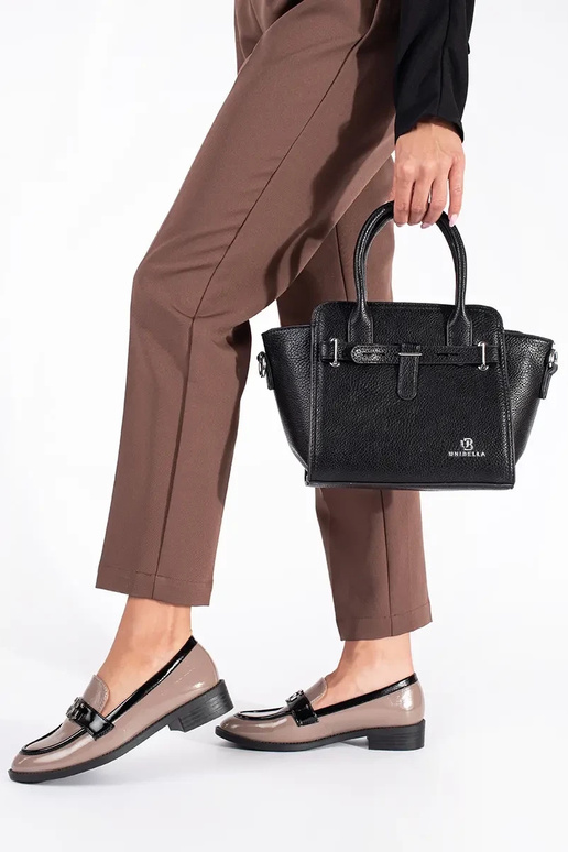 s lakovým efektom béžová-čierna Dámske mokasíny