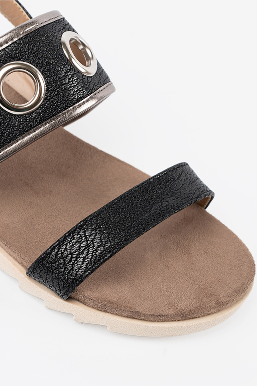 čierna sandále z ozdobnymi metaloInymi kółkami