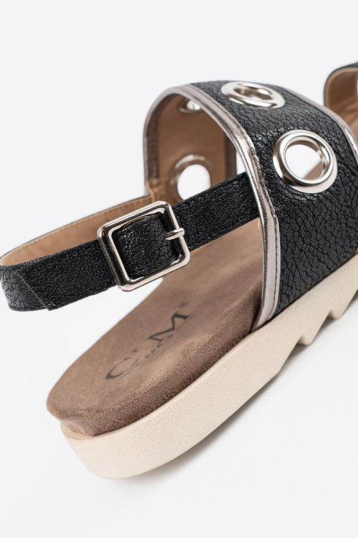 čierna sandále z ozdobnymi metaloInymi kółkami