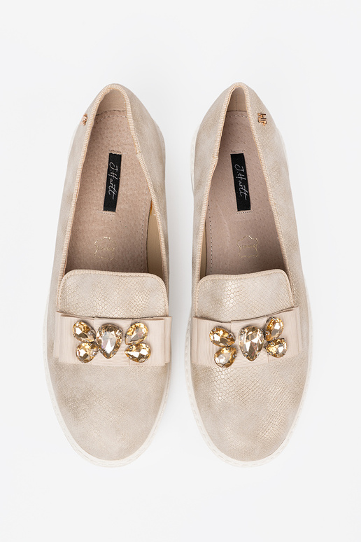 zlatej farby Dámske mokasíny z biżuteryjnym detalem na przodzie