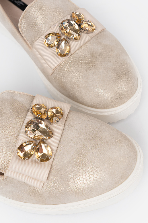 zlatej farby Dámske mokasíny z biżuteryjnym detalem na przodzie