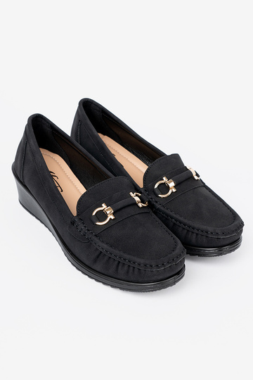 čierna topánky na kline s dekoráciou