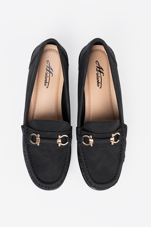 čierna topánky na kline s dekoráciou