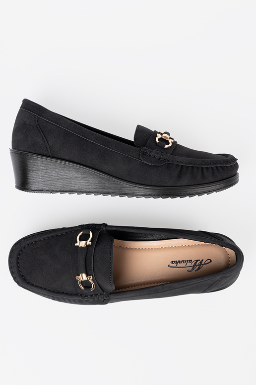 čierna topánky na kline s dekoráciou