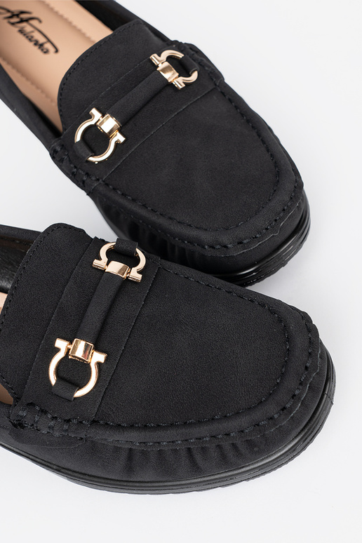 čierna topánky na kline s dekoráciou