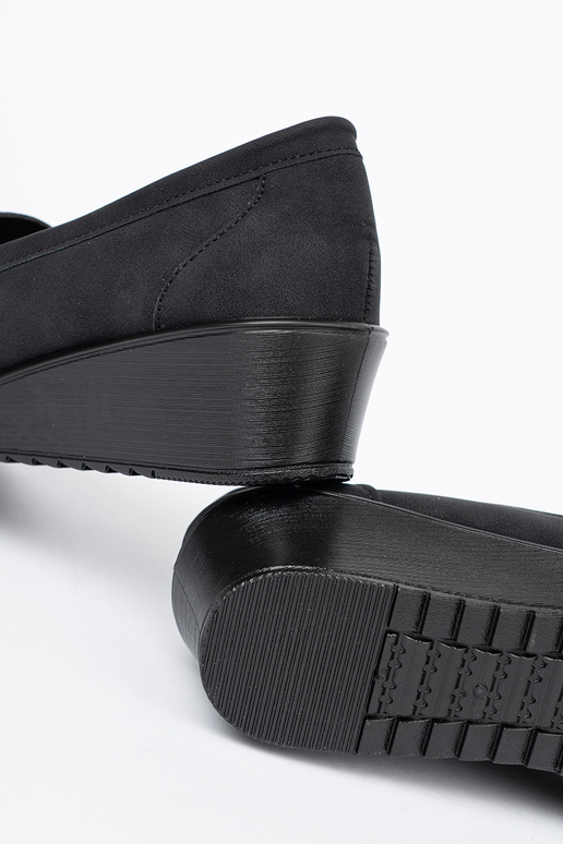 čierna topánky na kline s dekoráciou