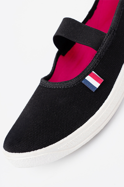 Jednoduché čierna topánky z flexibilným paskiem