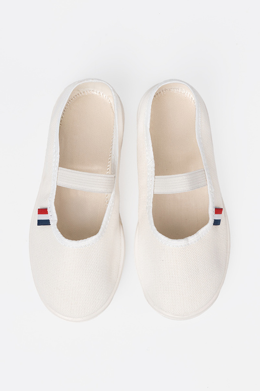 Jednoduché biela farba topánky z flexibilným paskiem