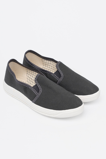 Proste sivá topánky z flexibilnými InstaInkami chlapčenský