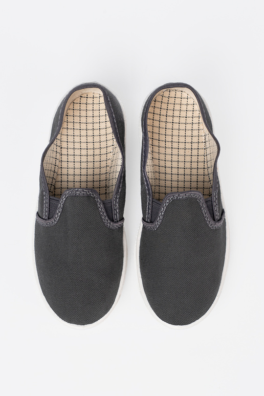 Proste sivá topánky z flexibilnými InstaInkami chlapčenský