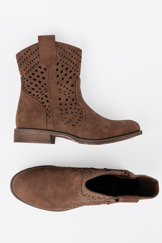 s prvkami prelamovania Hnedá farba čižmy s prvkami prelamovania Hnedá farba čižmy