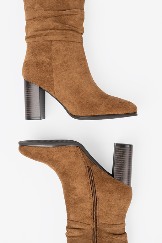 karamelové farby čižmy s volánovým zvrškom i obcasem