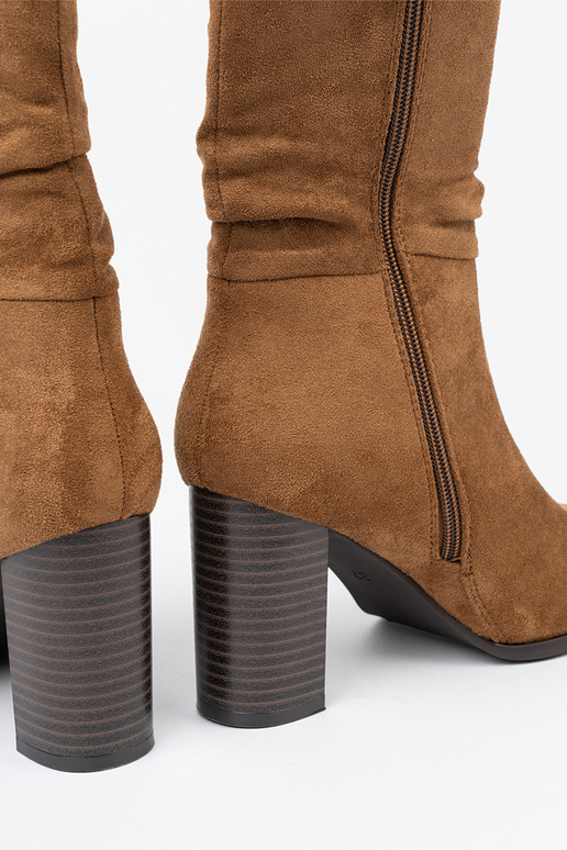 karamelové farby čižmy s volánovým zvrškom i obcasem