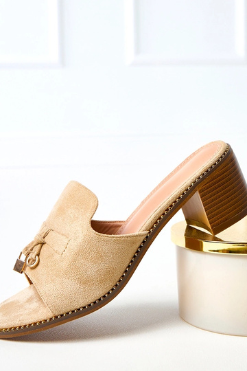 Pieskové papuče na podpätku...