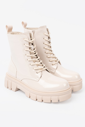 Štýlový topánky lakované In odcieniu svetlobéžovám