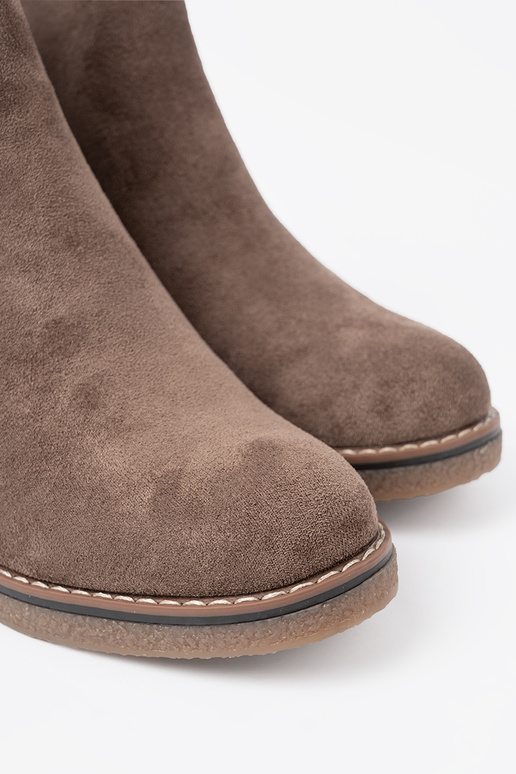 Klasický model tmavébéžová čižmy na stabilnej päte