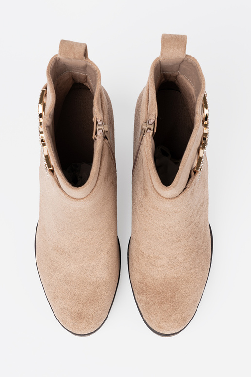 béžová čižmy na kline s ozdobnou sponou