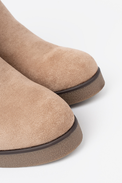 béžová čižmy na kline s ozdobnou sponou