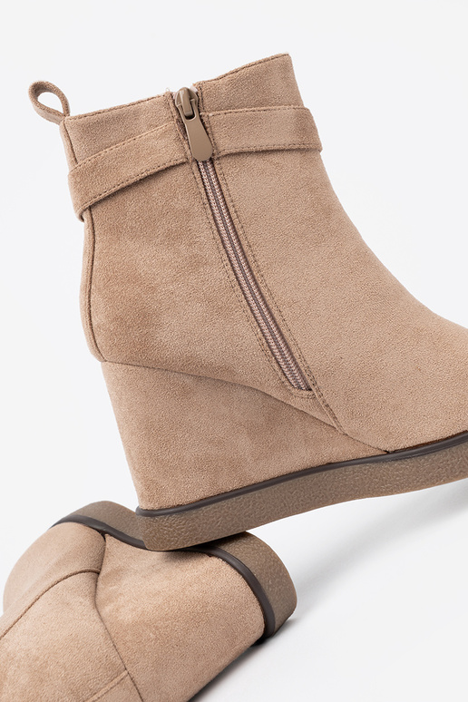 béžová čižmy na kline s ozdobnou sponou