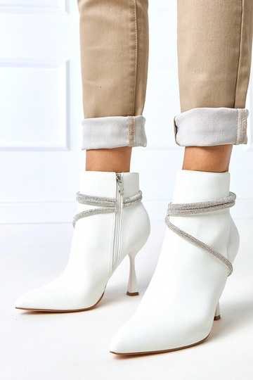 Biele čižmy na špicatých...