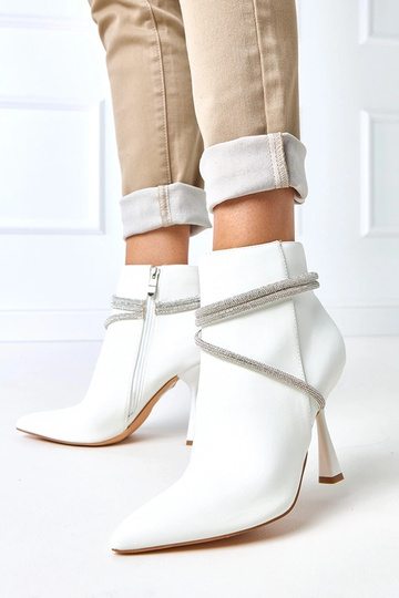 Biele čižmy na špicatých... 2