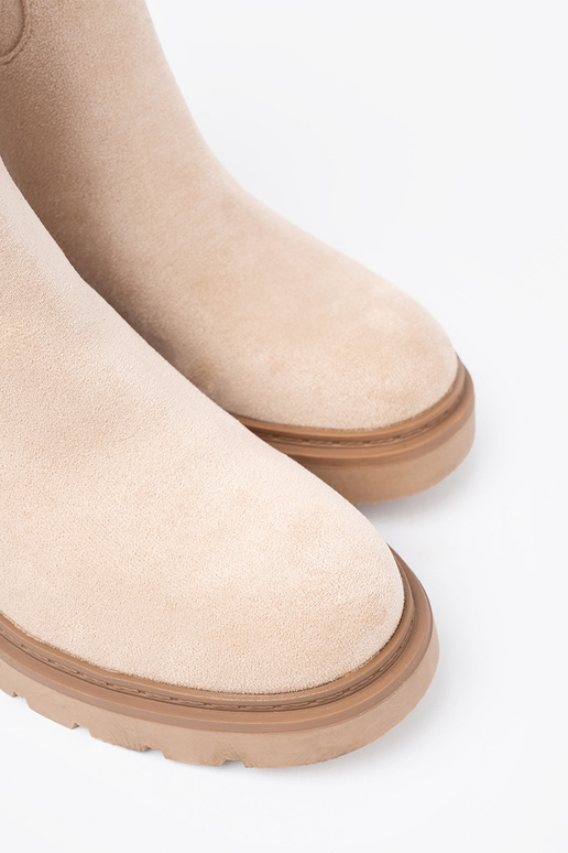 NoInoczesne svetlobéžová čižmy o prostym fasonie