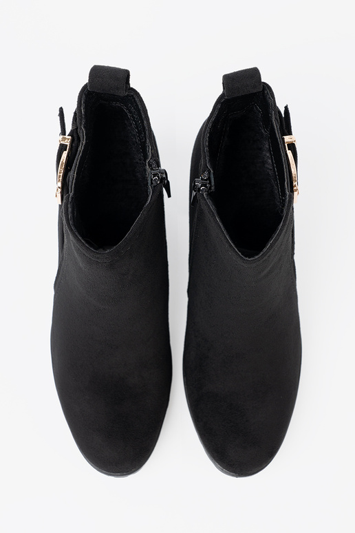 čierna členkové čižmy s ozdobnou sponou