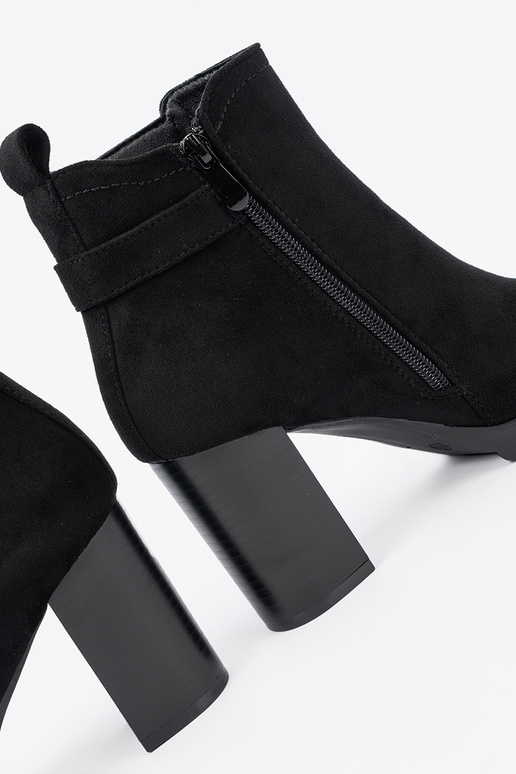 čierna členkové čižmy s ozdobnou sponou