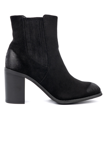 čierna zo semišu čižmy na vysokej tyči izolované 2