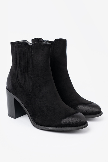 čierna zo semišu čižmy na vysokej tyči izolované