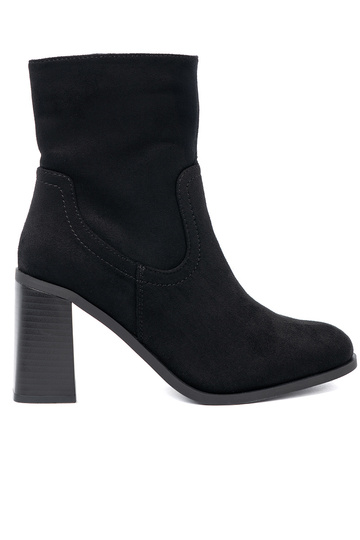 čierna čižmy na vysokých opätkoch o klasycznym kroju 2