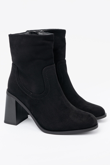 čierna čižmy na vysokých opätkoch o klasycznym kroju