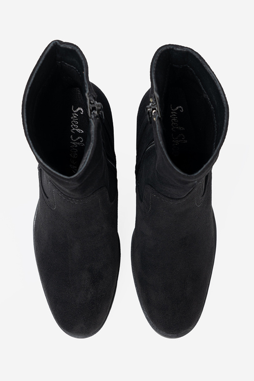 čierna čižmy na vysokých opätkoch o klasycznym kroju