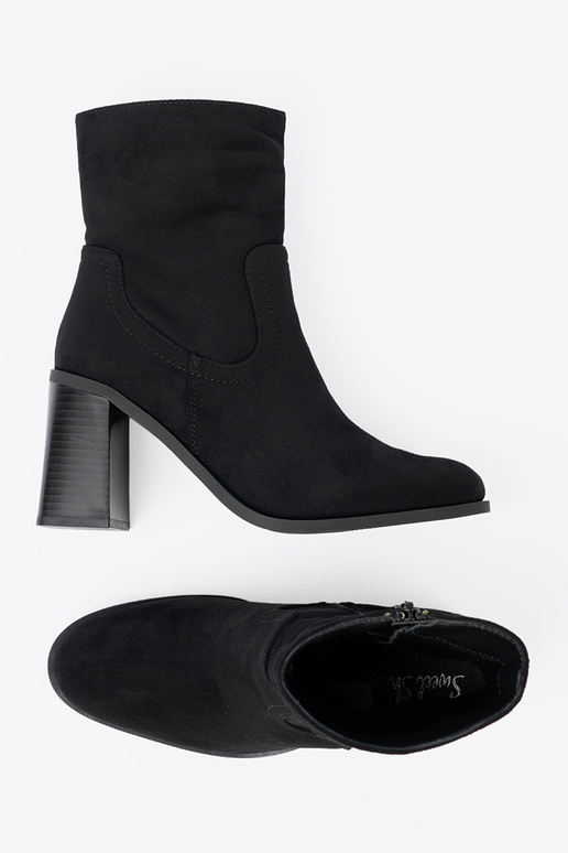 čierna čižmy na vysokých opätkoch o klasycznym kroju