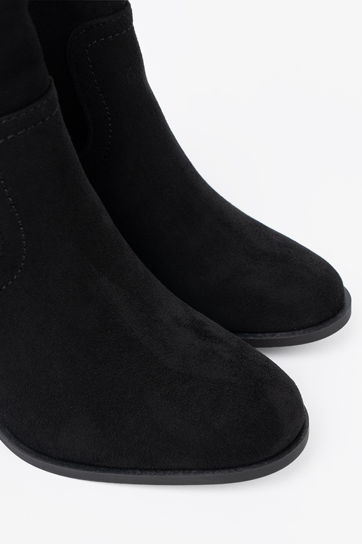 čierna čižmy na vysokých opätkoch o klasycznym kroju