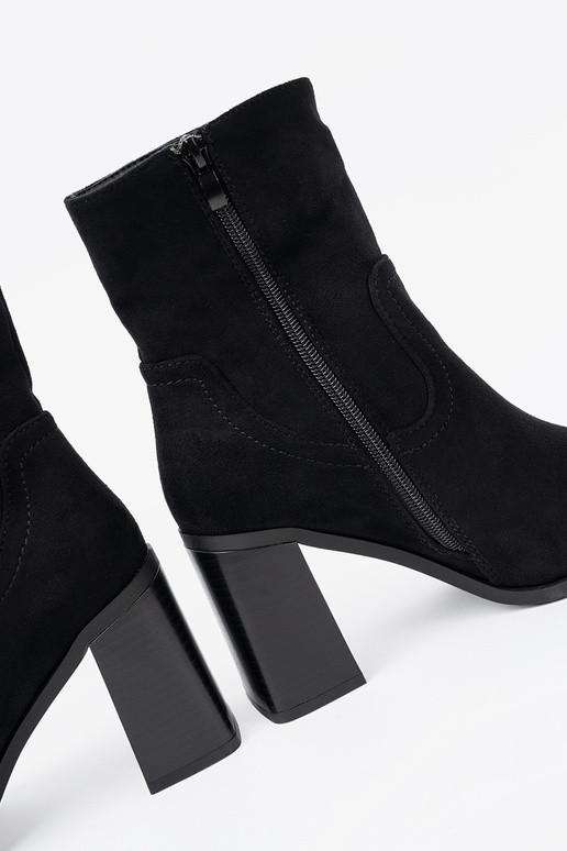 čierna čižmy na vysokých opätkoch o klasycznym kroju