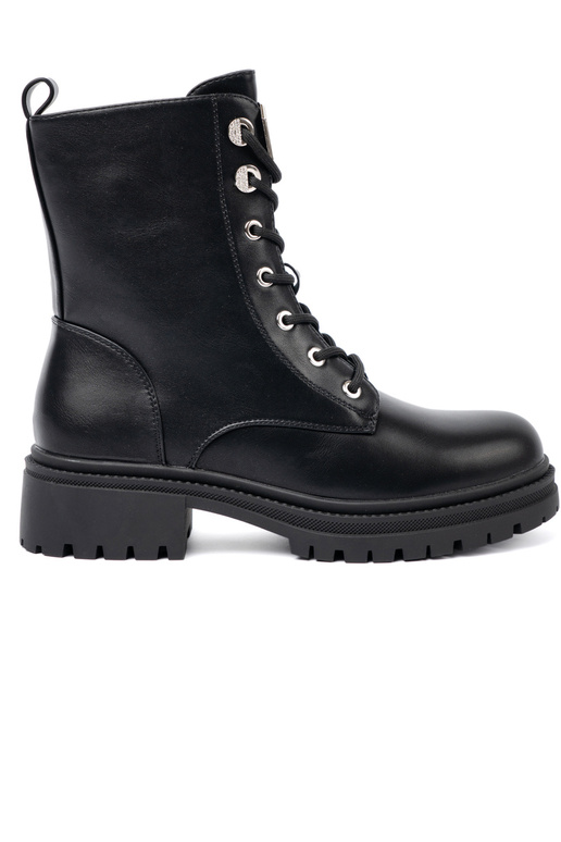 čierna čižmy s kovovým zdobením