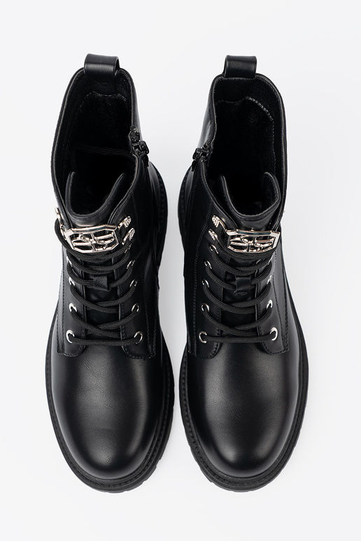 čierna čižmy s kovovým zdobením