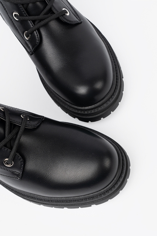 čierna čižmy s kovovým zdobením