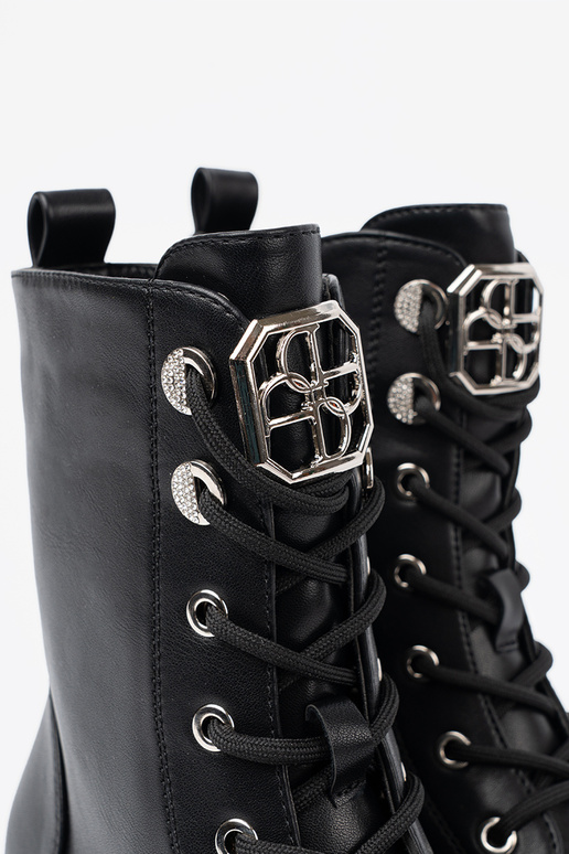 čierna čižmy s kovovým zdobením