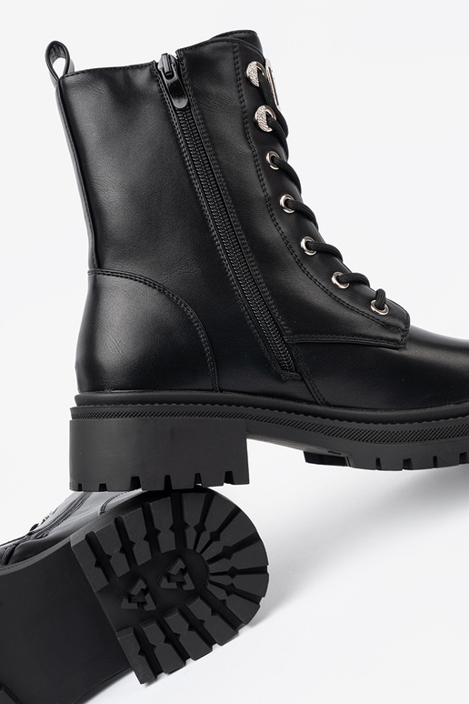 čierna čižmy s kovovým zdobením